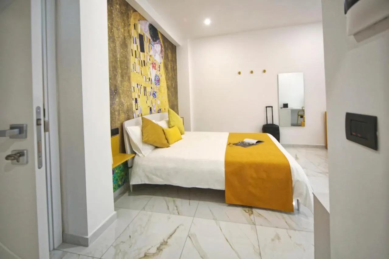 Be-Coloured Hotel Napels 0*,